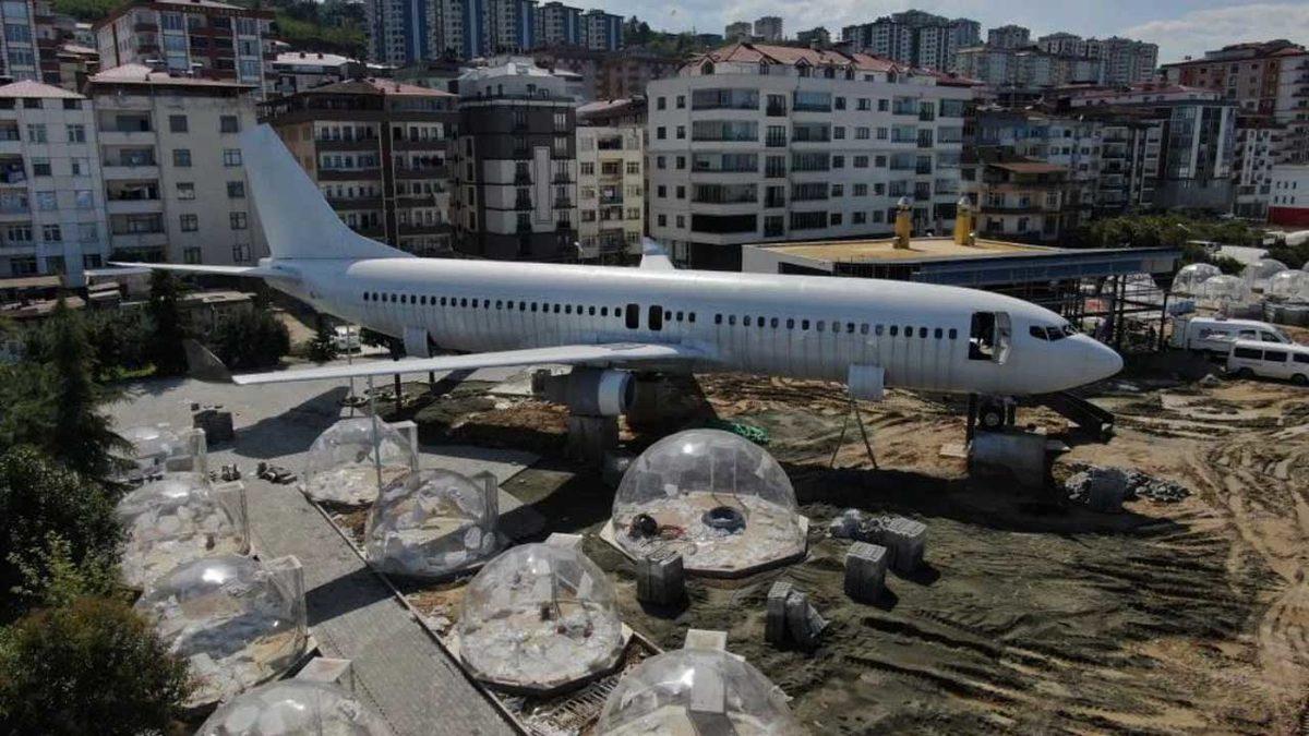 Trabzon’da Pistten Çıkıp Kaza Yapan Uçak, Pide Salonuna Dönüştürüldü