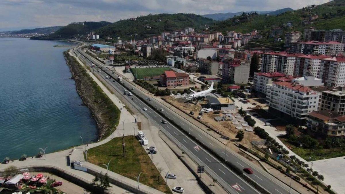 Trabzon’da Pistten Çıkıp Kaza Yapan Uçak, Pide Salonuna Dönüştürüldü