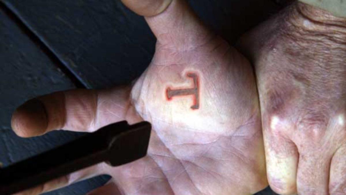 Yemin Edilirken Sağ Eli Kaldırmanın Acı Dolu Geçmişi: Bunu Neden Yapıyorlar?