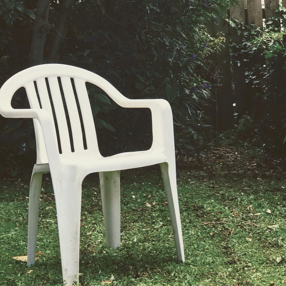 Dünyanın Her Ülkesinde Rastlanan Bu Beyaz Plastik Sandalyeler Nasıl Ortaya Çıktı ve Bu Kadar Çok Yayıldı?