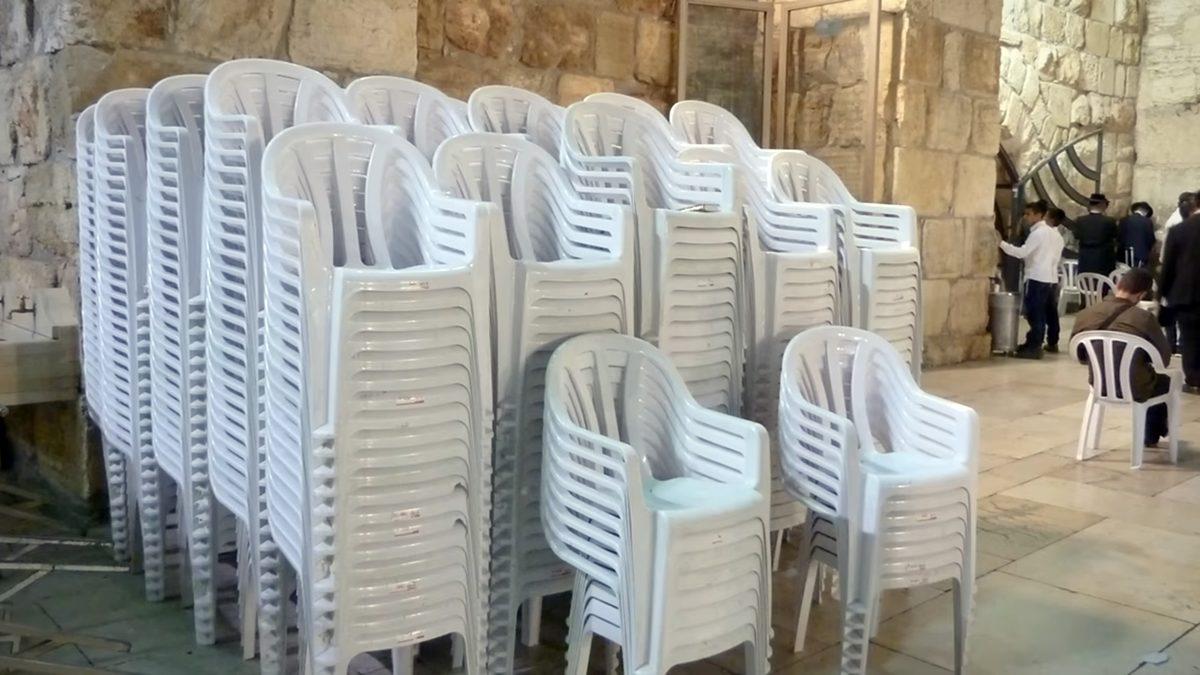 Dünyanın Her Ülkesinde Rastlanan Bu Beyaz Plastik Sandalyeler Nasıl Ortaya Çıktı ve Bu Kadar Çok Yayıldı?