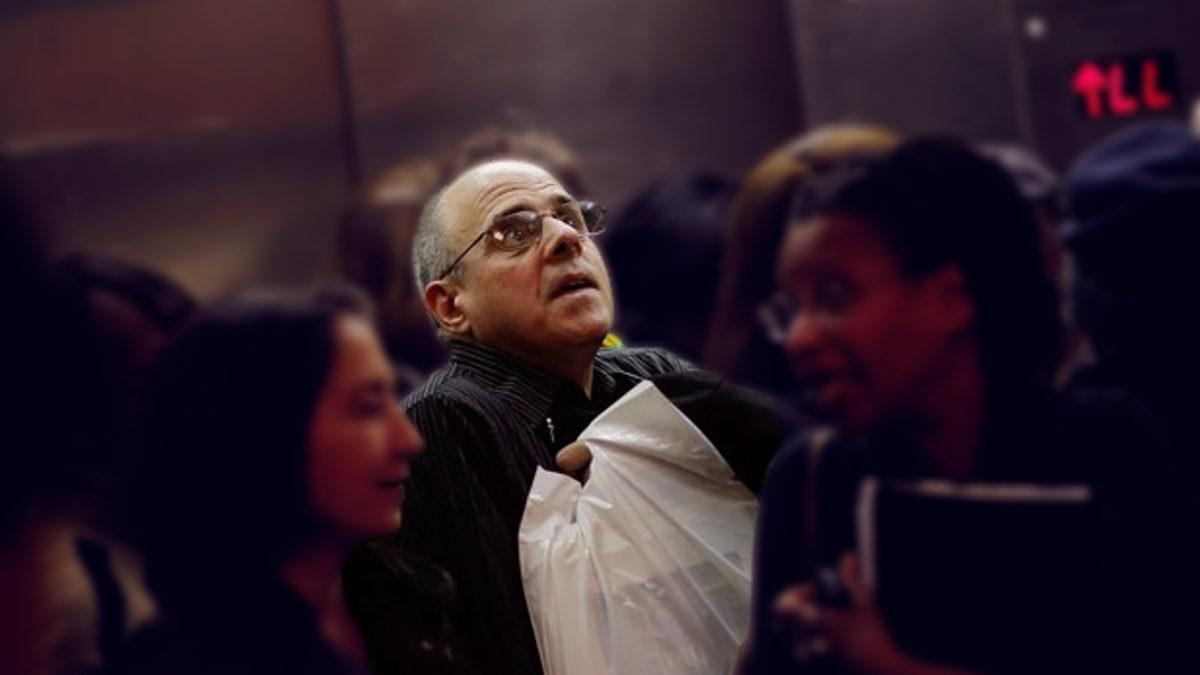 Asansörün İçinde Yabancı Biriyleyken Neden Tuhaf ve Gergin Hissederiz?