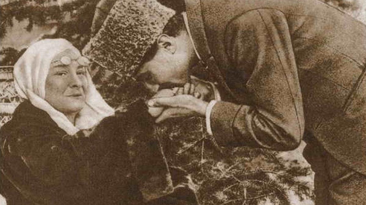 Atatürk, Cenazesine Bile Katılamadığı Annesi Zübeyde Hanım’ın Mezarına Neden 12 Gün Sonra Gitmişti?