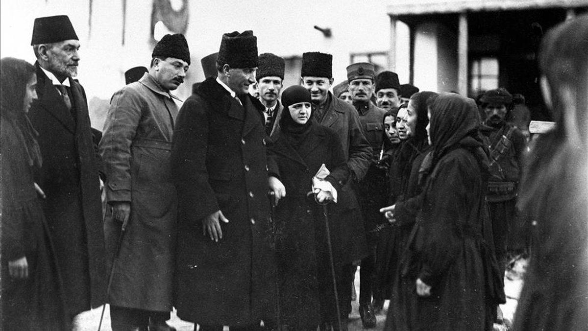 Atatürk, Cenazesine Bile Katılamadığı Annesi Zübeyde Hanım’ın Mezarına Neden 12 Gün Sonra Gitmişti?