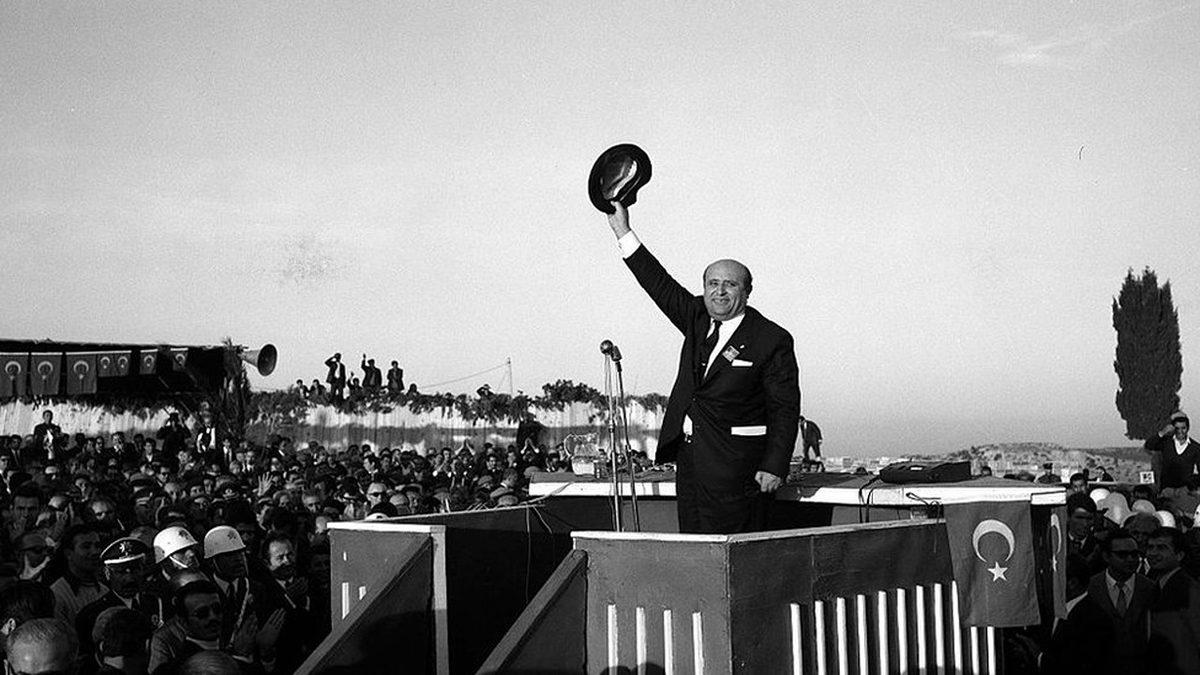 Geçmişten Günümüze Siyasetçilerin Kullandığı ve Kendileriyle Özdeşleşen İkonik El Hareketleri