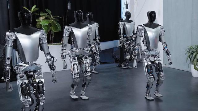 Tesla, İnsansı Robotunun Son Halini Paylaştı: Artık Kendi Başına Yürüyüp, Nesneleri Tutabiliyor [Video]