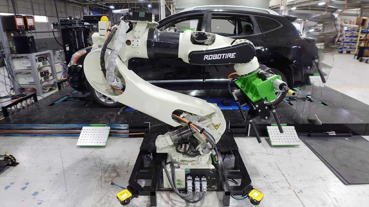 23 Dakikada Bir Arabanın Tüm Lastiklerini Değiştirebilen Yapay Zekâ Destekli Robot: RoboTire!