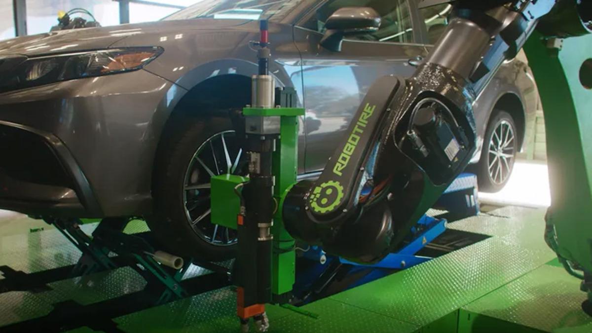 23 Dakikada Bir Arabanın Tüm Lastiklerini Değiştirebilen Yapay Zekâ Destekli Robot: RoboTire!