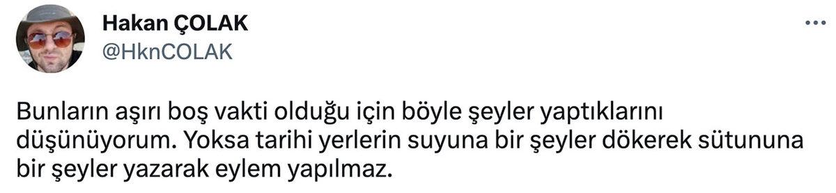 İklim Aktivistlerinden Yeni Örnek(!) Davranış: Fosil Yakıta Karşı Tarihi Çeşmeden Akan Suyu Siyaha Boyadılar!