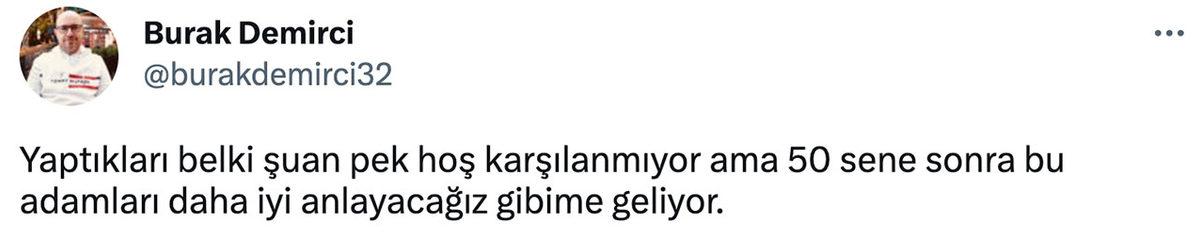 İklim Aktivistlerinden Yeni Örnek(!) Davranış: Fosil Yakıta Karşı Tarihi Çeşmeden Akan Suyu Siyaha Boyadılar!