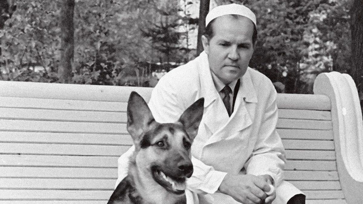 İki Başlı Bir Köpek Yapmaya Çalışan Tuhaf Cerrahın Tartışmalı Deneyi Hakkındaki Rahatsız Edici Detaylar