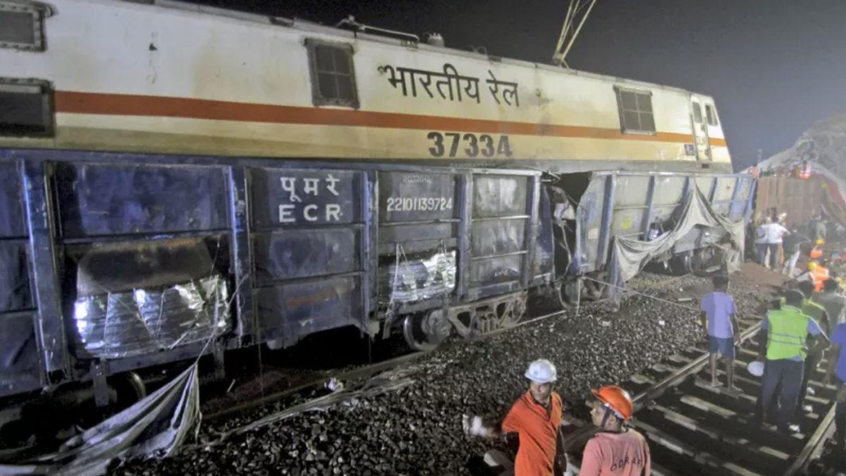 Hindistan’da İki Tren Çarpıştı! Yaklaşık 900 Yaralı, 280’den Fazla Can Kaybı Var