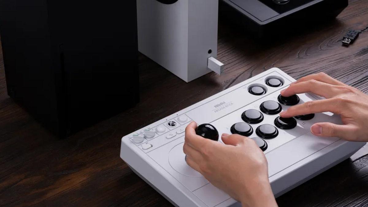 8BitDo’nun, Oyuncuları Eski Arcade Salonu Günlerine Götürecek Xbox Kontrolcüsü Tanıtıldı