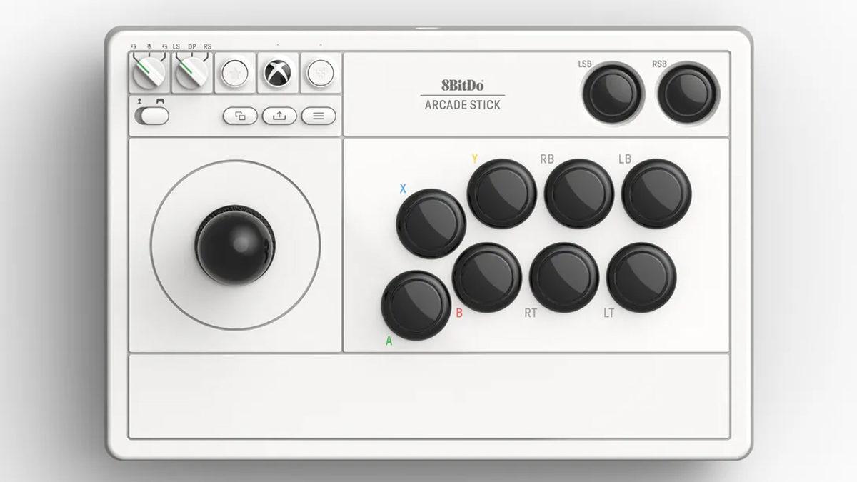 8BitDo’nun, Oyuncuları Eski Arcade Salonu Günlerine Götürecek Xbox Kontrolcüsü Tanıtıldı