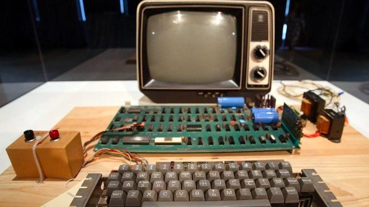 Apple, Ortaya Çıktığı İlk Günden Beri Neden Ürünlerinin Kutusuna Bu Çıkartmalardan Koyuyor?