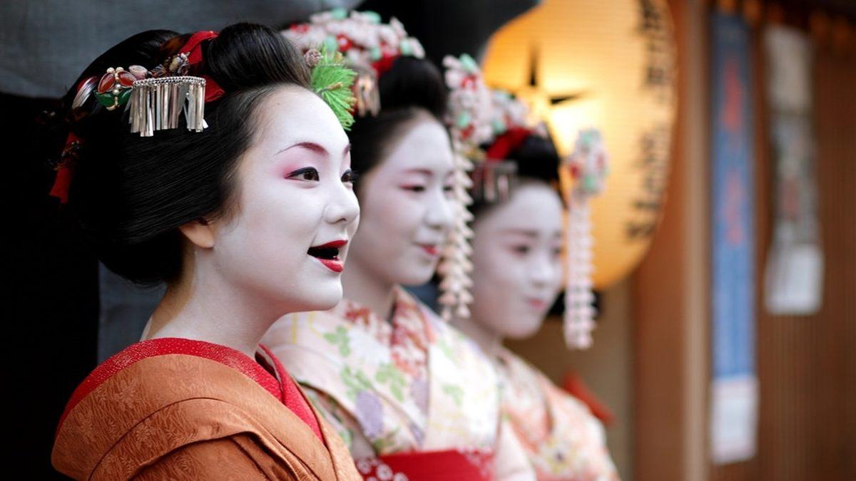 Eskiden Güzellik ve Zenginlik Sembolü Olan Birbirinden Tuhaf Trendler: Bazıları İnsanların Ölümüne Neden Oldu