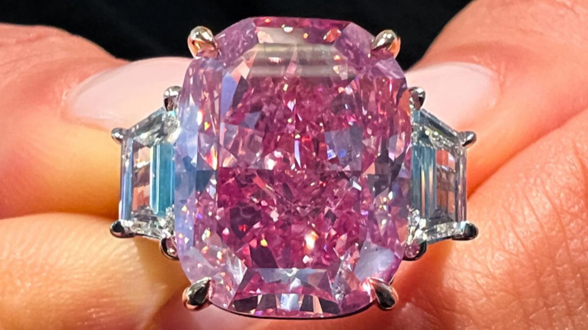 Barbie Filminden Fırlamış Gibi Görünen Pembe Pırlanta Yüzük, 814 milyon TL’ye Satıldı