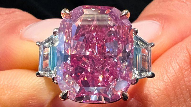 Barbie Filminden Fırlamış Gibi Görünen Pembe Pırlanta Yüzük, 814 milyon TL’ye Satıldı