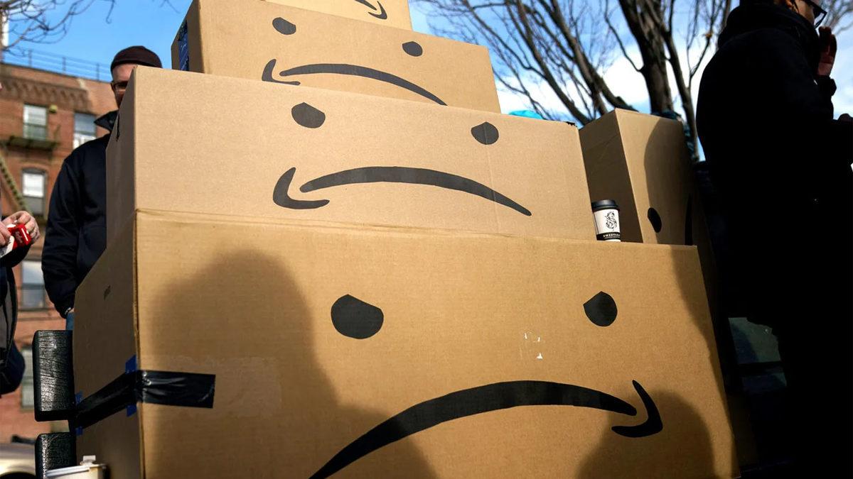 Amazon, Bir Kuryenin ’Yalanı’ Yüzünden Müşterisinin 1 Hafta Boyunca Evinin Işıklarını Açmasına Bile İzin Vermedi