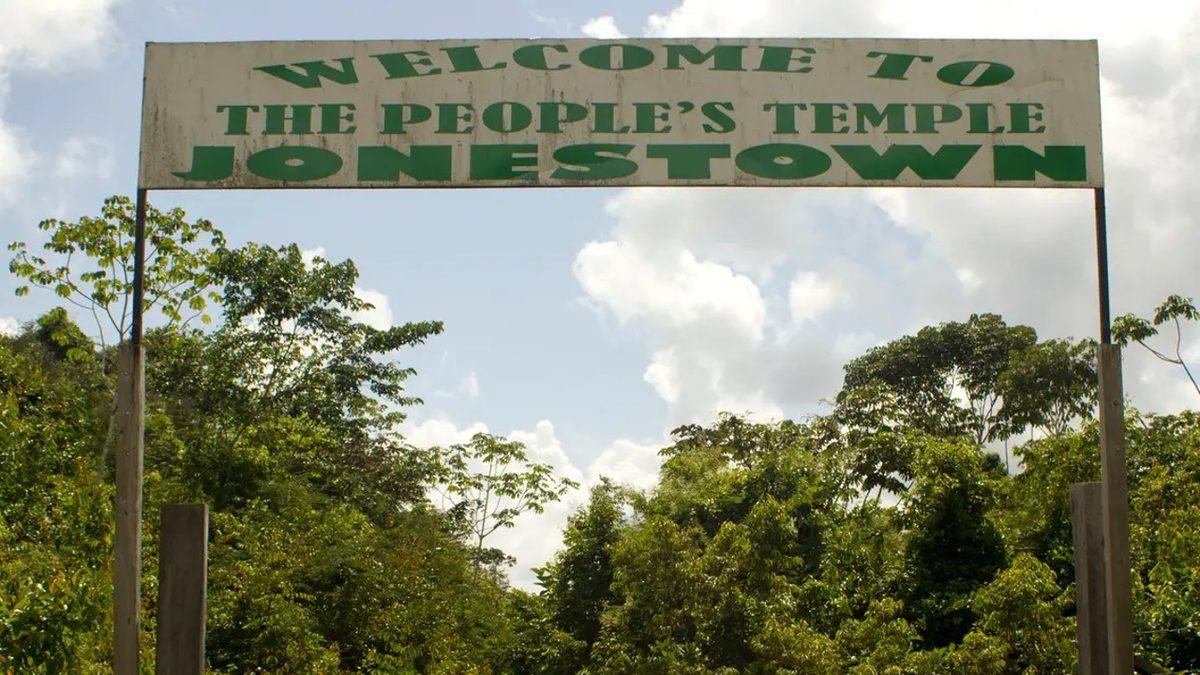 Bir Tarikat Liderinin Yalanlarına Kanıp Zehir İçen 918 İnsanın Korkunç Sonu: Jonestown Katliamı