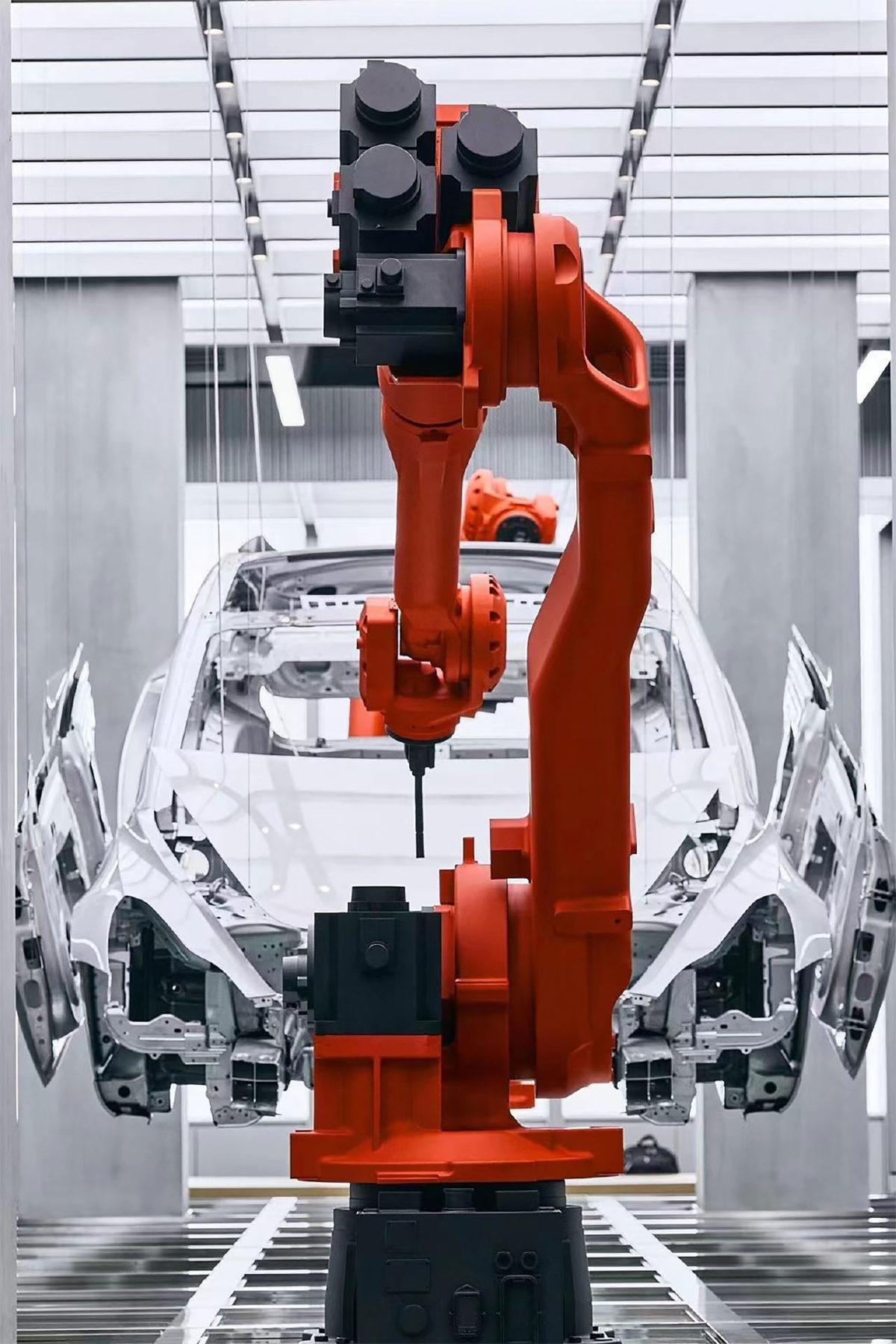 Mutfağa Gidip Gelmekten Daha Hızlı: Tesla, 45 Saniyede Araçlarının Nasıl Üretildiğini Gösterdiği Mağazasını Açtı