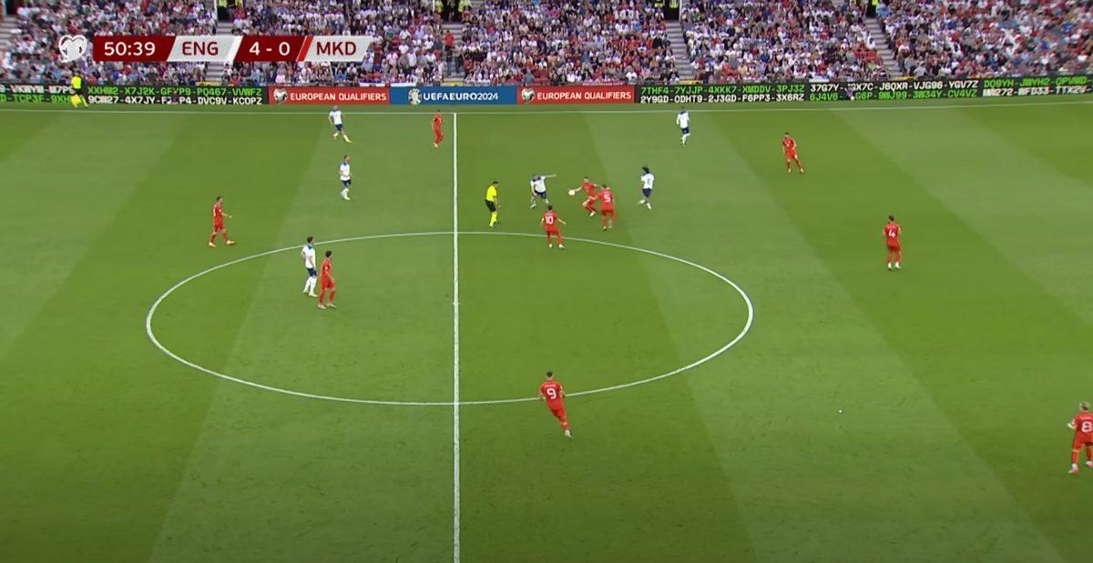 İTİRAF EDİN, FARK ETMEDİNİZ: Microsoft, Futbol Maçının Reklam Panosunda Ücretsiz Game Pass Kodu Dağıttı