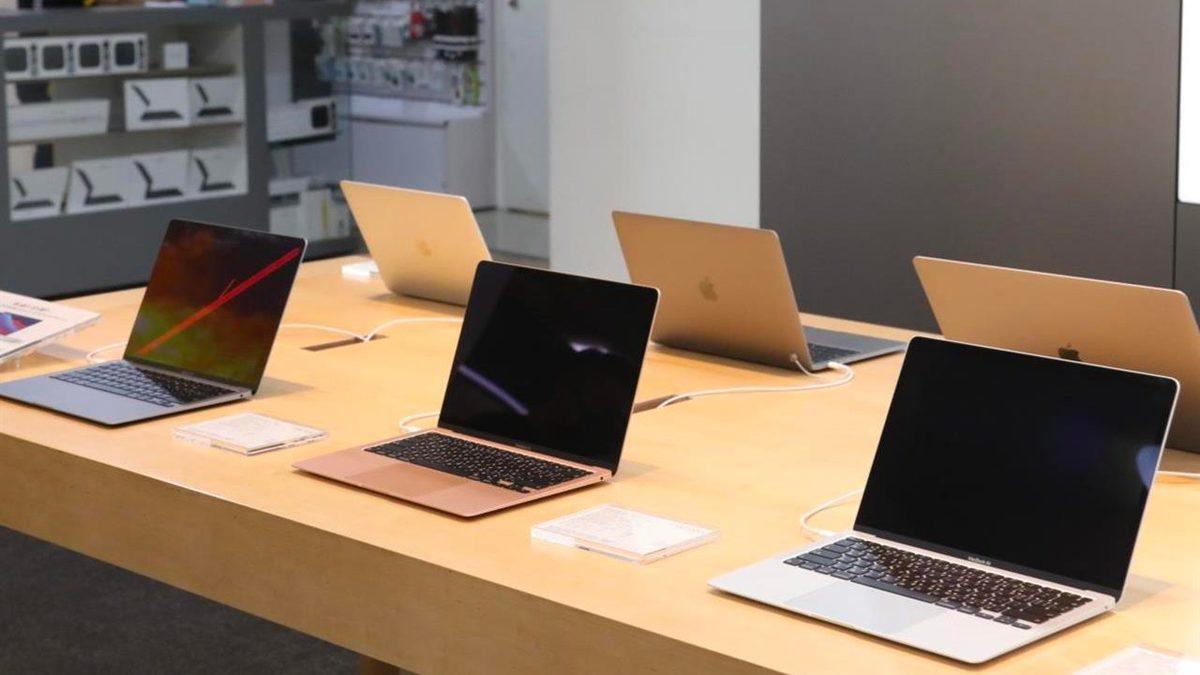 Apple Store’larda MacBook Ekranlarının Daima 76 Derecelik Açıyla Durmasının Buram Buram Taktik İçeren Sebebi