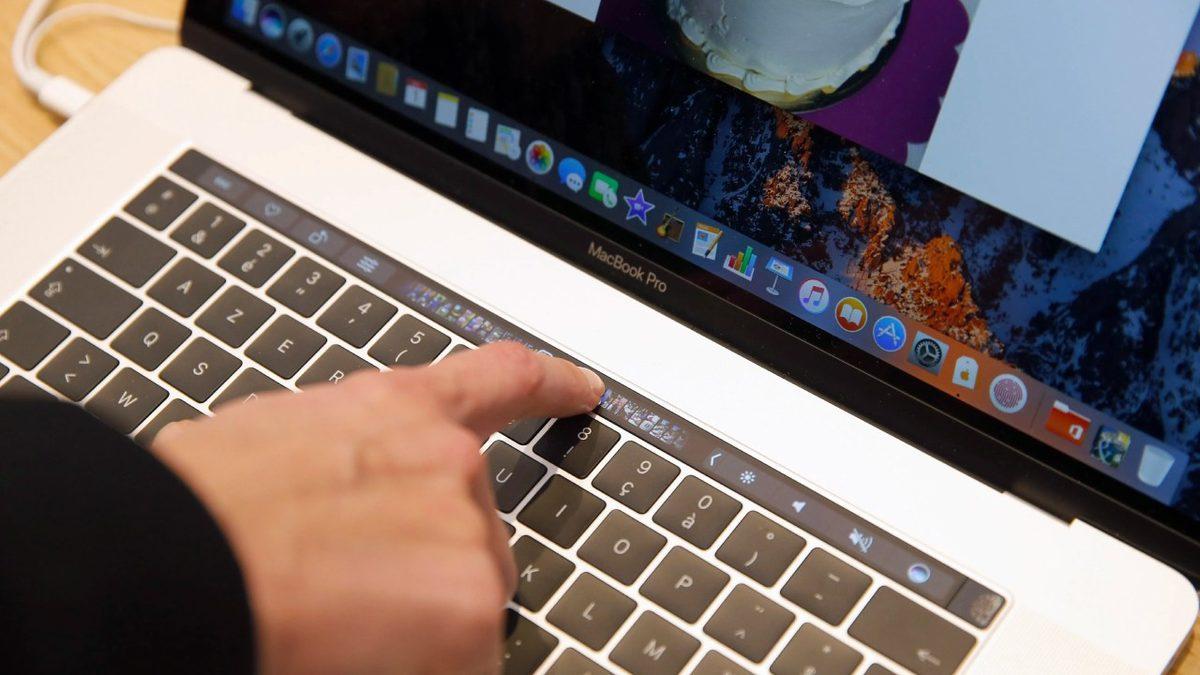 Apple Store’larda MacBook Ekranlarının Daima 76 Derecelik Açıyla Durmasının Buram Buram Taktik İçeren Sebebi