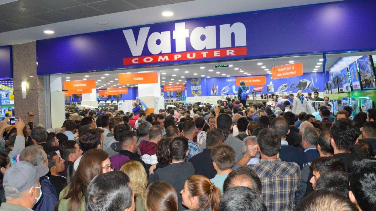 Apple Store’larda MacBook Ekranlarının Daima 76 Derecelik Açıyla Durmasının Buram Buram Taktik İçeren Sebebi