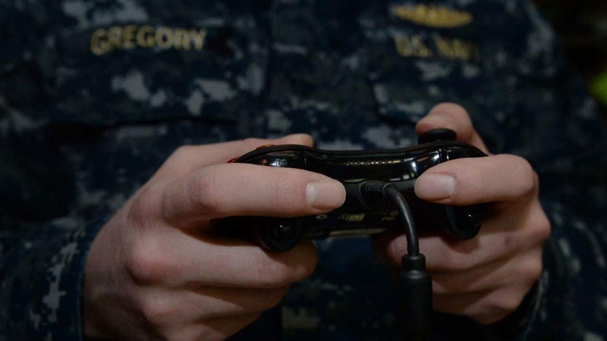 Oyun Koluyla Denizaltı Kontrol Etmek Aslında Amatörlük Değil: İşte ABD Ordusunun Aynı Yöntemle Kontrol Ettiği Devasa Araçlar