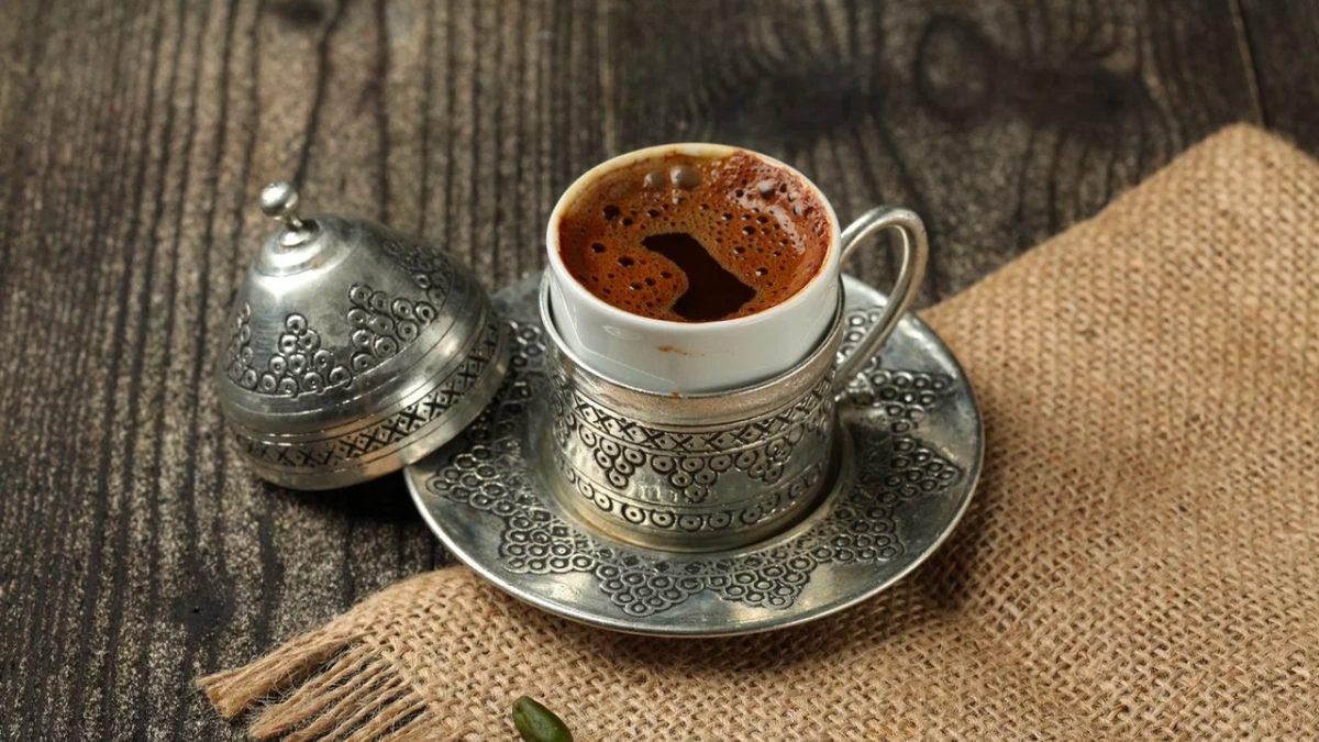Diğer Kahveler Büyük Fincanlarda İçilirken, Türk Kahvesi Neden Küçük Fincanlarda İçilir?