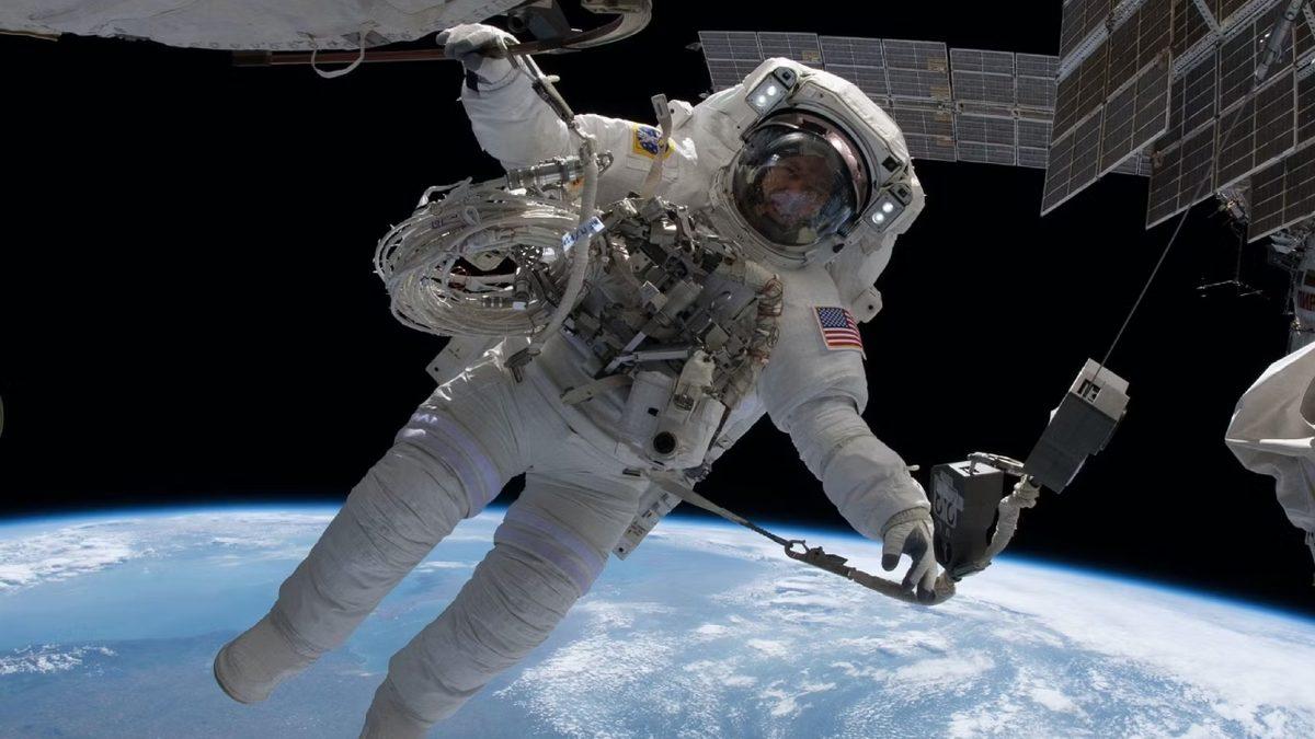 Uzay Kıyafetlerinin Sadece Beyaz veya Turuncu Renkte Üretilmesinin Çok Mantıklı Sebepleri