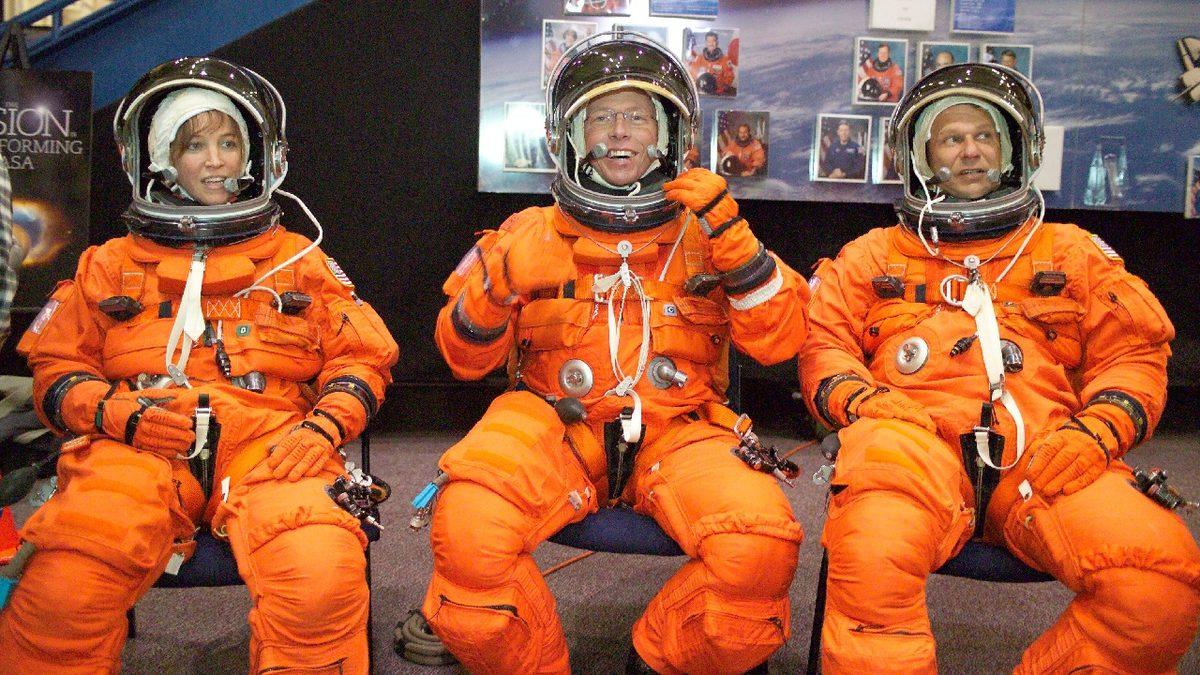 Uzay Kıyafetlerinin Sadece Beyaz veya Turuncu Renkte Üretilmesinin Çok Mantıklı Sebepleri