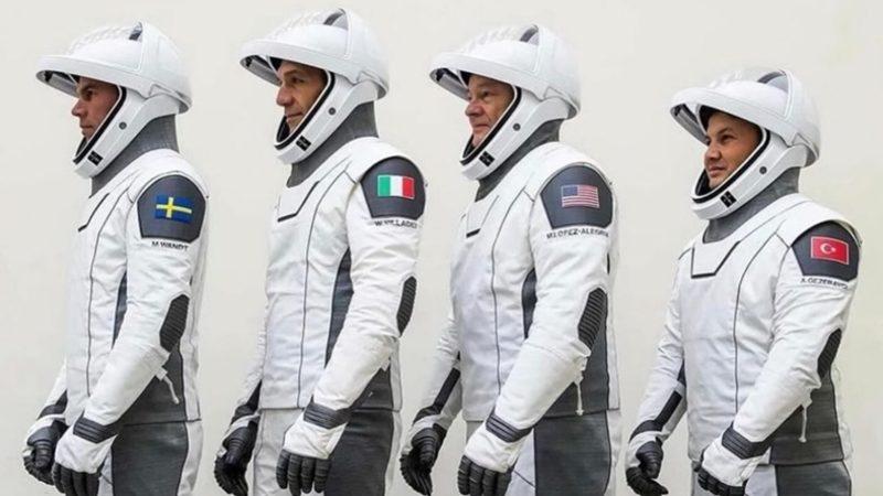 Uzay Kıyafetlerinin Sadece Beyaz veya Turuncu Renkte Üretilmesinin Çok Mantıklı Sebepleri