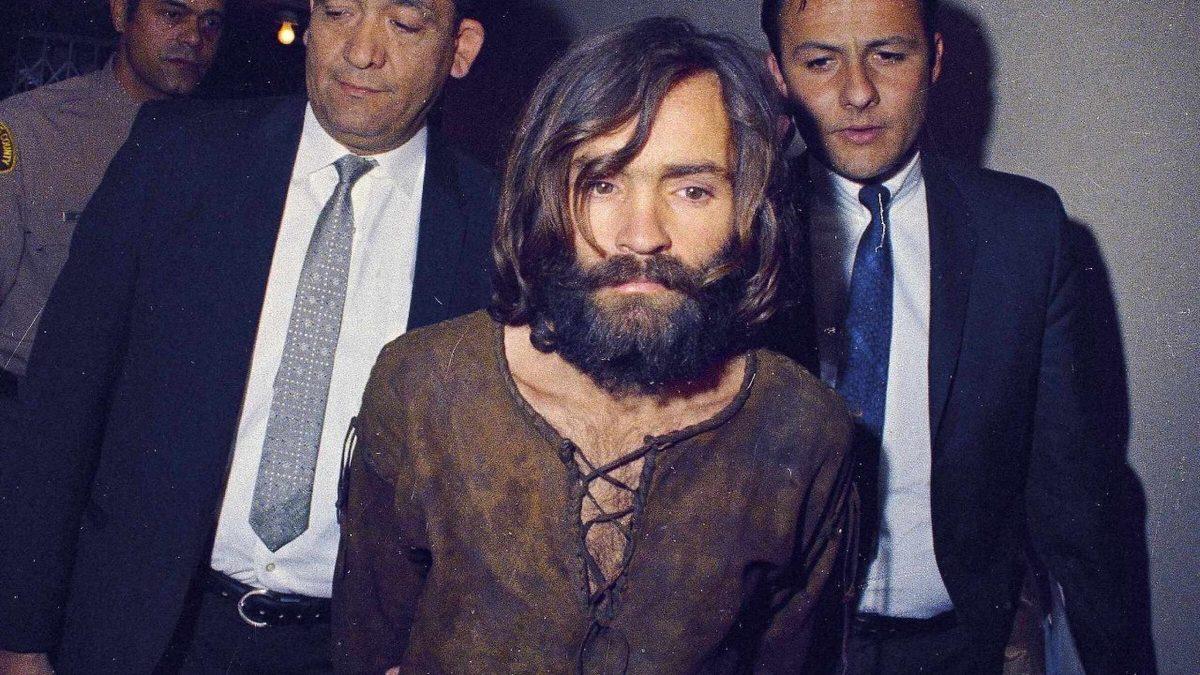 Hollywood Yıldızlarını Hedef Almasıyla Bilinen Seri Katil ve Tarikat Lideri Charles Manson’ın Kan Donduran Hikâyesi