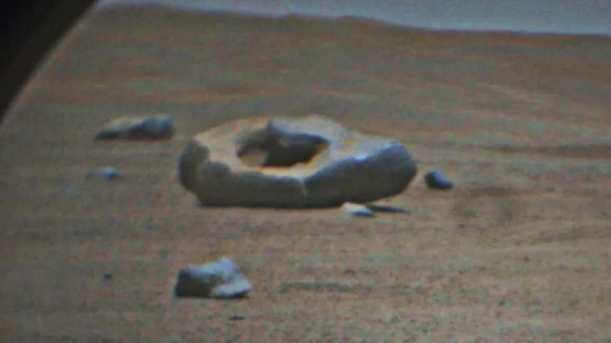 Mars’ta Tekerlek Şeklinde Bir Kaya Bulundu (Bundan Bi’ Tane Daha Varsa Araba Yaparız)