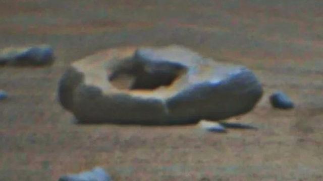 Mars’ta Tekerlek Şeklinde Bir Kaya Bulundu (Bundan Bi’ Tane Daha Varsa Araba Yaparız)