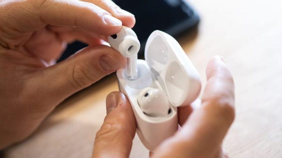 Biz Fark Etmesek de Çok Önemli Bir Rolü Var: AirPods’taki Bu Minik Siyah Kısım Ne İşe Yarıyor?