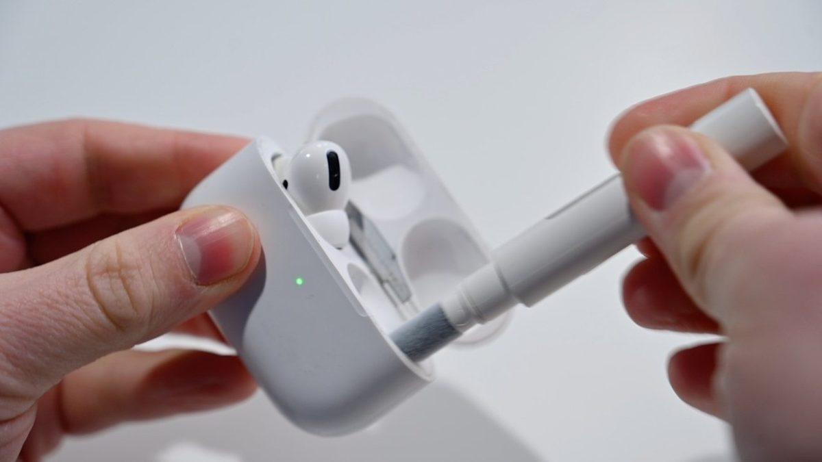 Biz Fark Etmesek de Çok Önemli Bir Rolü Var: AirPods’taki Bu Minik Siyah Kısım Ne İşe Yarıyor?