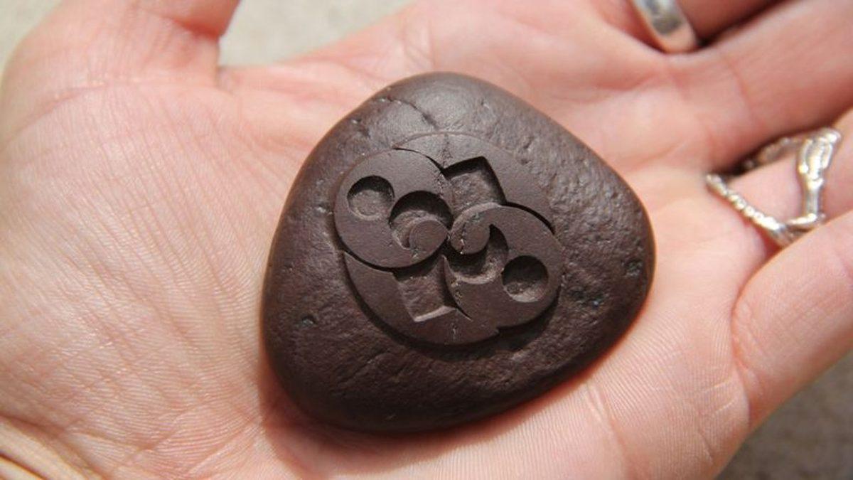 Üzerinde Bulunan İlginç Şekillerin Kim Tarafından ve Ne Zaman Yapıldığı Bilinmeyen Gizemli Nesne: Roswell Taşı