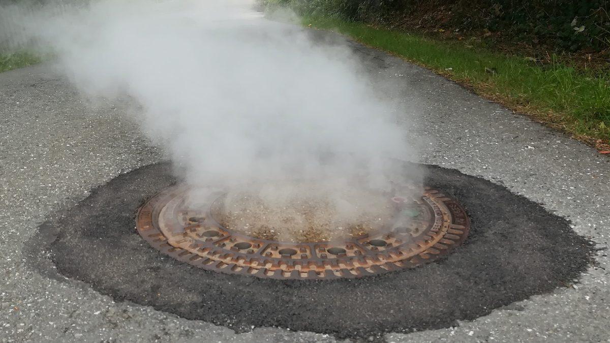 Amerikan Filmlerinde Gördüğümüz Bu Rögar Kapaklarının Altından Neden Buhar Çıkıyor?