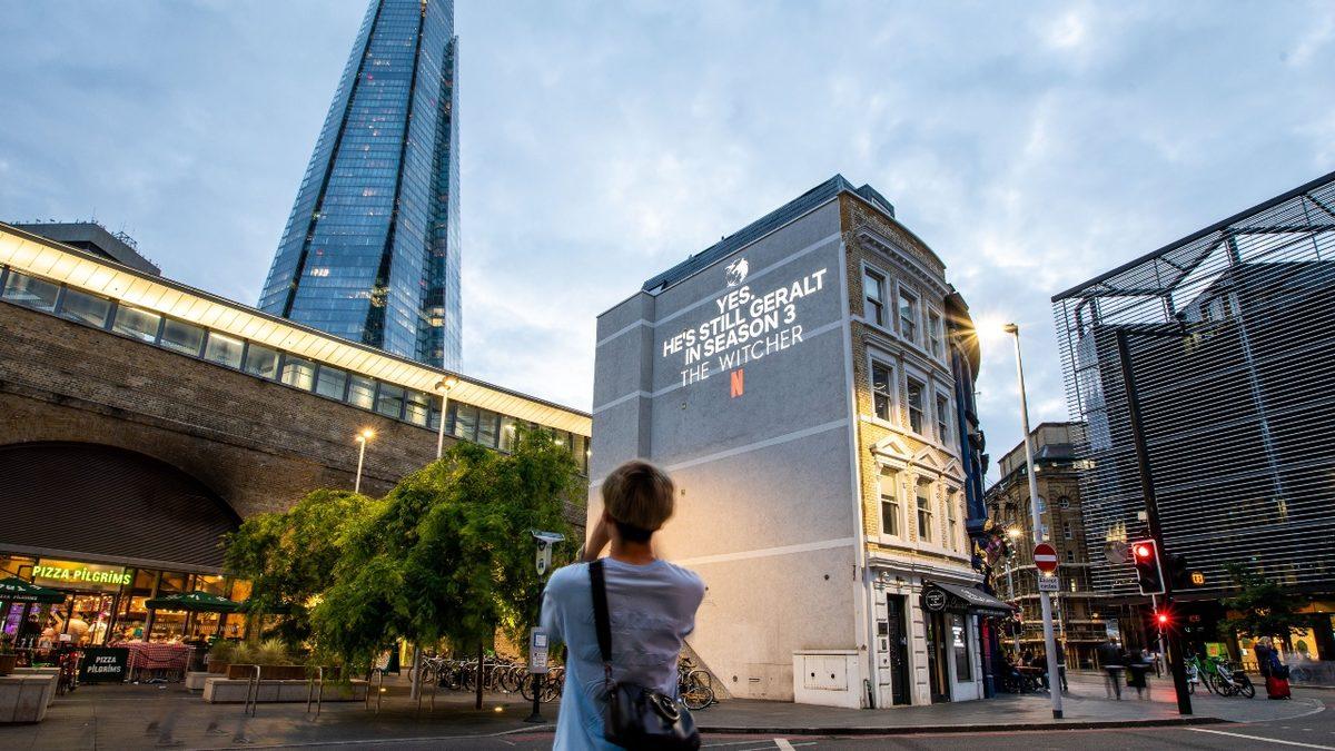 Netflix, Üzgün The Witcher İzleyicilerine Henry Cavill’ın Hala Dizide Olduğunu İlginç Bir Reklam Kampanyasıyla Hatırlattı