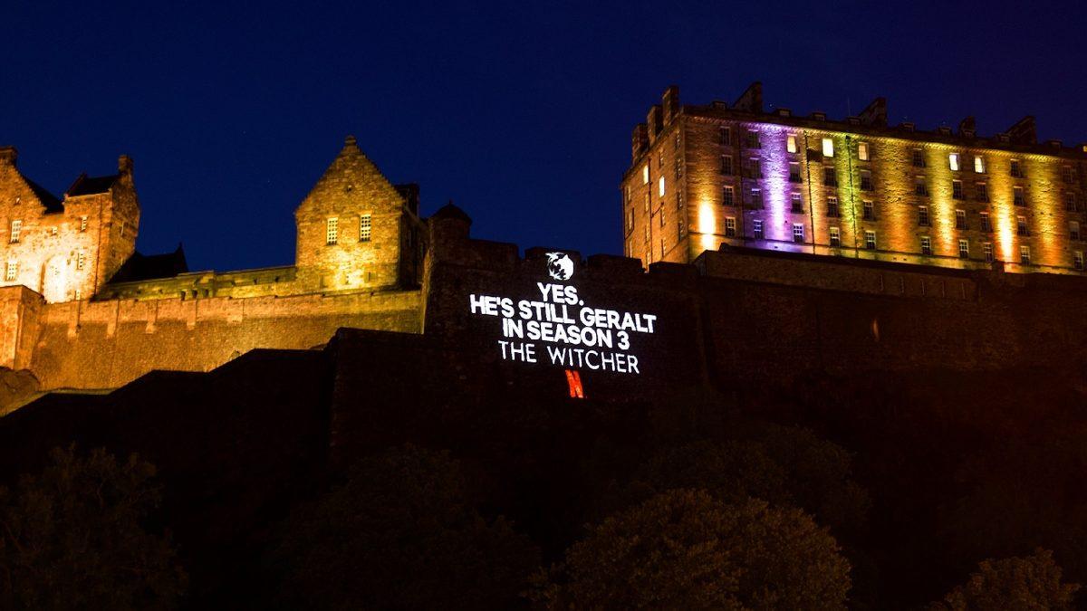 Netflix, Üzgün The Witcher İzleyicilerine Henry Cavill’ın Hala Dizide Olduğunu İlginç Bir Reklam Kampanyasıyla Hatırlattı