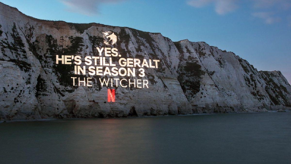 Netflix, Üzgün The Witcher İzleyicilerine Henry Cavill’ın Hala Dizide Olduğunu İlginç Bir Reklam Kampanyasıyla Hatırlattı