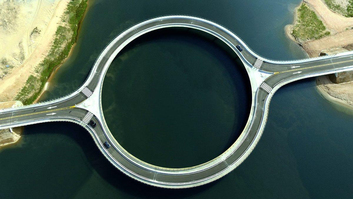 Bu Köprünün Düz Yerine Dairesel Yapılması Mantıksız mı, Yoksa Zekice Bir Sebebi Var mı?