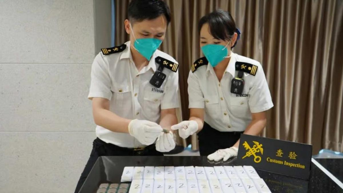 Uyuşturucu Kaçırır Gibi Karnına 306 Tane İşlemci Bağlayan Adam, Ağırlık Yüzünden Yakalandı!