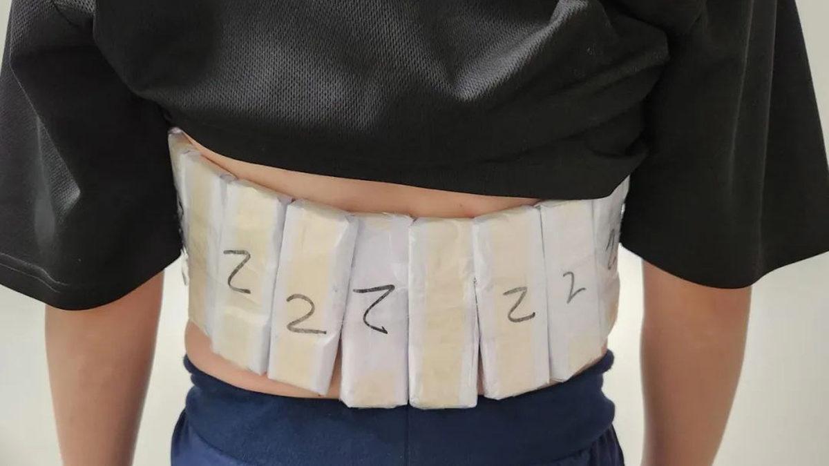 Uyuşturucu Kaçırır Gibi Karnına 306 Tane İşlemci Bağlayan Adam, Ağırlık Yüzünden Yakalandı!