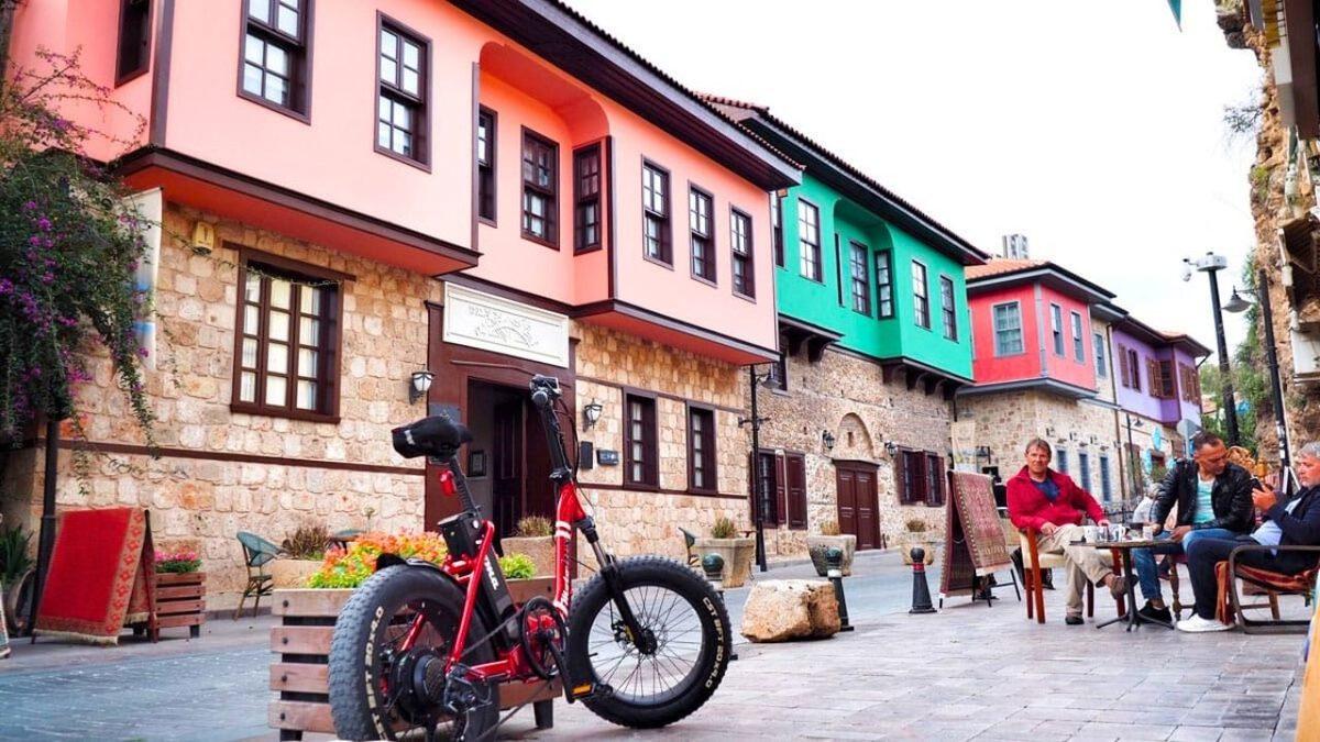 Keşke Her Sokak Böyle Olsa: Yürürken Gözünüzü Gönlünüzü Açacak Rengarenk Evlerle Bezeli 14 Sokak