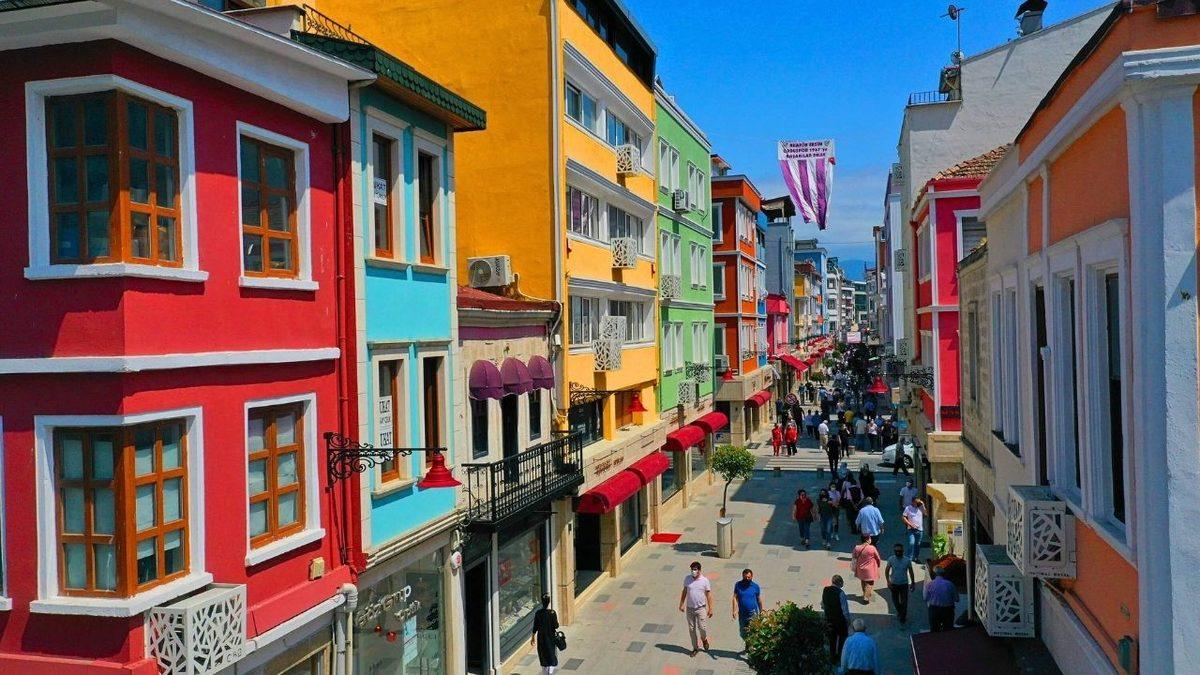 Keşke Her Sokak Böyle Olsa: Yürürken Gözünüzü Gönlünüzü Açacak Rengarenk Evlerle Bezeli 14 Sokak