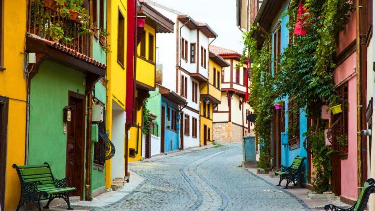 Keşke Her Sokak Böyle Olsa: Yürürken Gözünüzü Gönlünüzü Açacak Rengarenk Evlerle Bezeli 14 Sokak